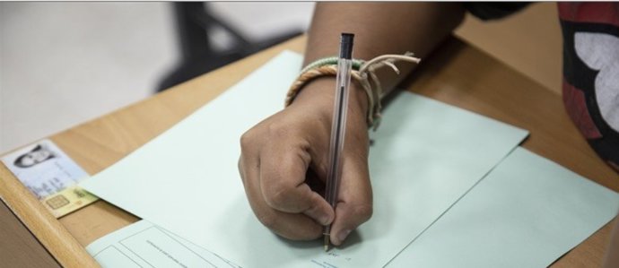 Alumna realitzant un examen  (arxiu)