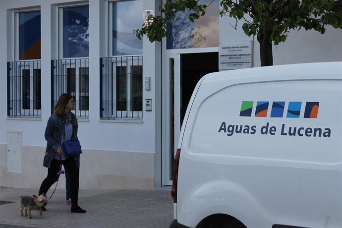 Un vehículo de Aguas de Lucena