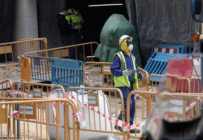 Un obrero protegido con mascarilla trabajando en una obra