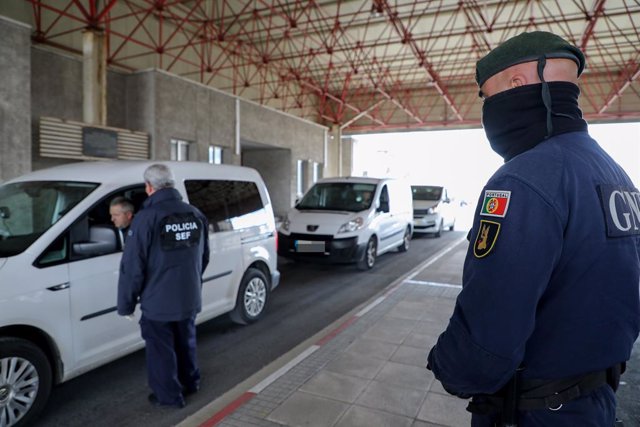 Policies portuguesos de la Guàrdia Nacional Republicana (GNR) fan controls a la frontera amb Portugal, a Fuentes de Oñoro (Salamanca/ Castella i Lleó/ Espanya) 17 de març del 2020.