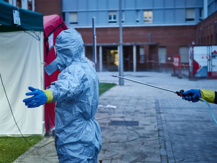 Personal bomberos se desinfectan después de una jornada en el hospital de Navarra durante la cuarta semana de confinamiento por el Estado de Alarma decretado por el Gobierno de España con motivo del coronavirus, COVID-19
