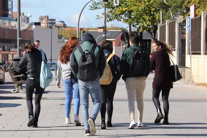 Imagen de recurso de un grupo de Jovenes abrigados en Madrid.