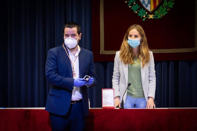 Christian Carneado toma posesión del cargo de concejal de Badalona.