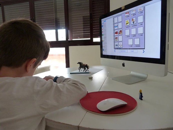 Un niño recibiendo clases online