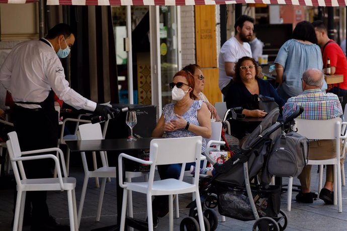 Clientes en las terrazas de los bares de la Plaza de las Flores en la capital de Murcia, el día en el que la región, con la tasa de incidencia en coronavirus más baja de España, pasa a la fase la fase 1 del plan de desescalada.