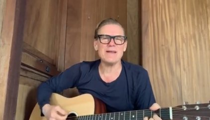 Bryan Adams, contra el consenso científico, ataca con rabia a China por comer murciélagos y hacer virus
