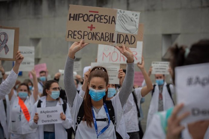 Una sanitaria sostiene un cartel que pide "Menos hipocresía y más responsabilidad" durante la concentración de sanitarios en el Día Internacional de la Enfermería a las puertas del Hospital Vall d'Hebron. En Barcelona (España), a 12 de mayo de 2020.