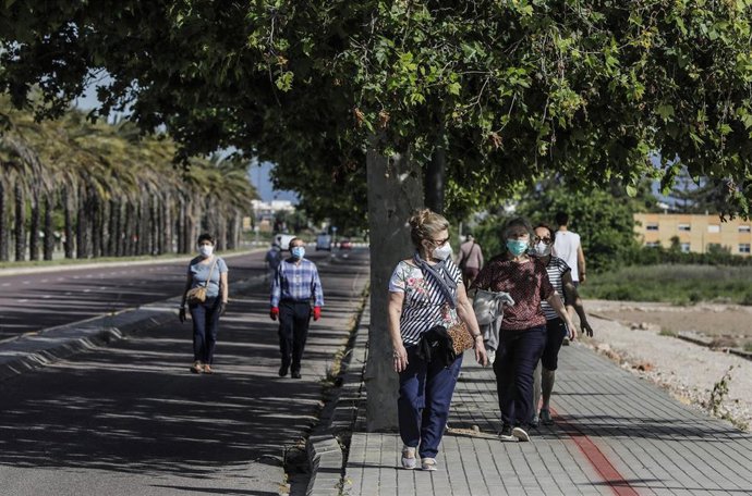 Personas mayores caminando en el primer día de salida en Valencia