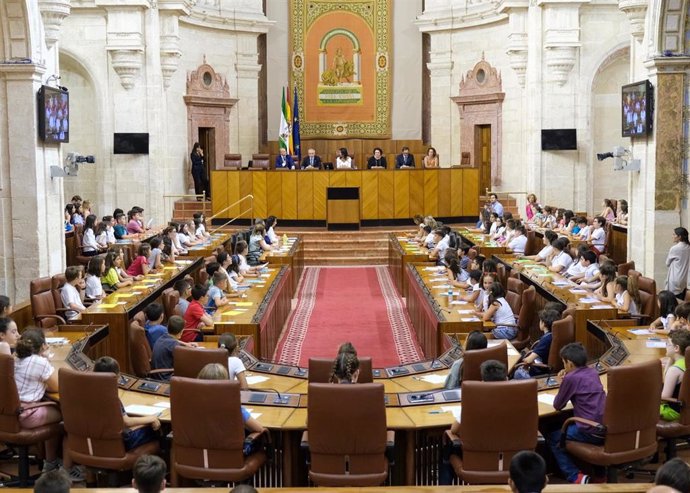 Imagen de archivo del Pleno de 2019 con la jornada 'Diputados por un Día', que organiza el Parlamento de Andalucía con Aldeas Infantiles SOS. 