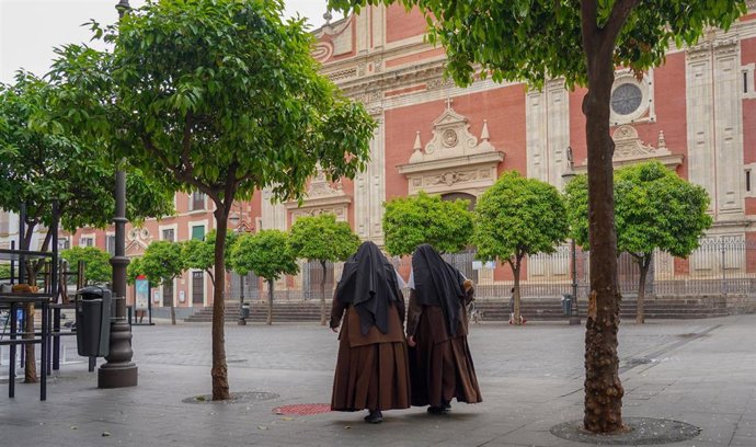 Una pareja de monjas pasean por la plaza del Salvador casi desierta