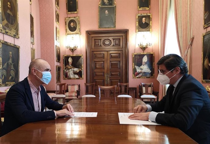 Reunión del portavoz de Cs en el Ayuntamiento de Sevilla, Álvaro Pimentel, con el delegado de Turismo, el socialista Antonio Muñoz.