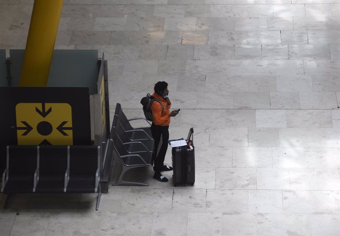 Pasajeros esperan en el Aeropuerto Adolfo Suárez Madrid Barajas 