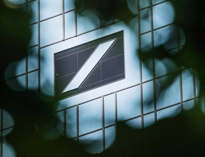 Deutsche Bank logo displayed on the bank headquarters during cloudy weather. Despite a better-than-expected start to the year, Deutsche Bank nonetheless ended the first quarter of 2020 with a loss. Photo: Andreas Arnold/dpa