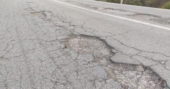 Estado de la carretera A-496 en Calañas (Huelva)