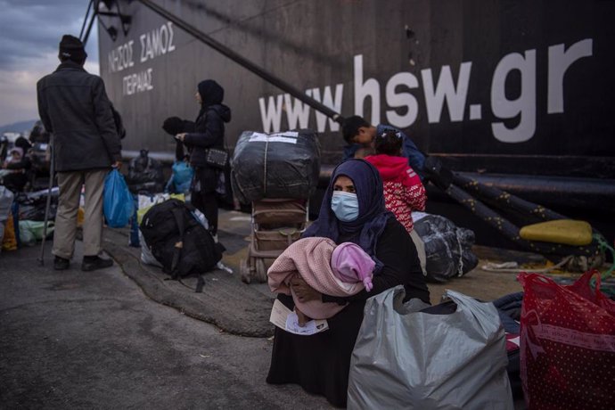 Migrantes llegan a la Grecia continental desde los campos en la isla de Lesbos