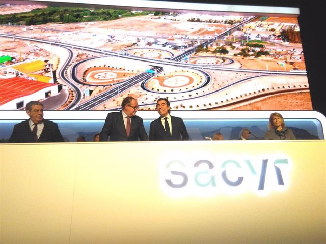 El presidente de Sacyr, Manuel Manrique, y el consejero Demetrio Carceller en la junta de accionistas 2019 de la compañía.