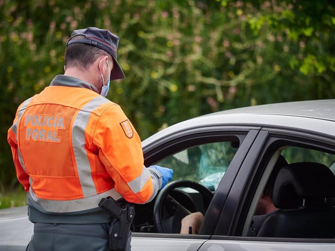 Un motorista de la Policía Foral de Navarra identifica a una persona durante un control de narcotest realizado en Pamplona, Navarra, España, a 8 de mayo de 2020.
