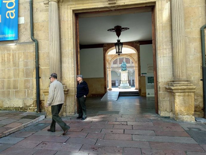 Exterior del Edificio Histórico de la Universidad de Oviedo, en la calle San Francisco.