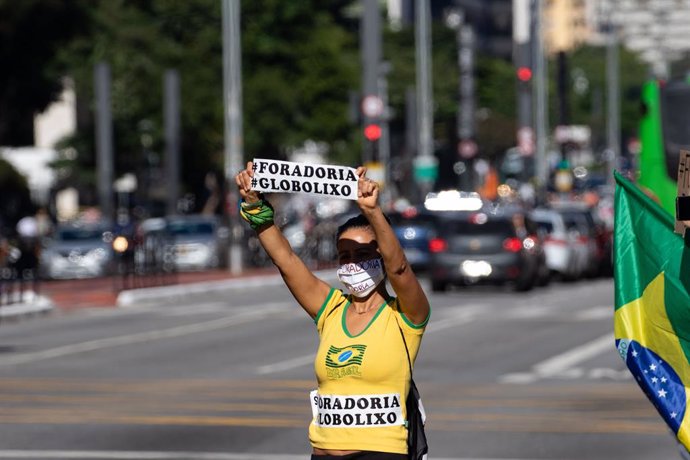 Un manifestante apoyando al presidente de Braisl, Jair Bolsonaro