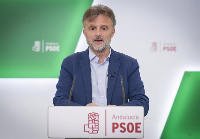 El portavoz parlamentario del PSOE-A, José Fiscal, en rueda de prensa.