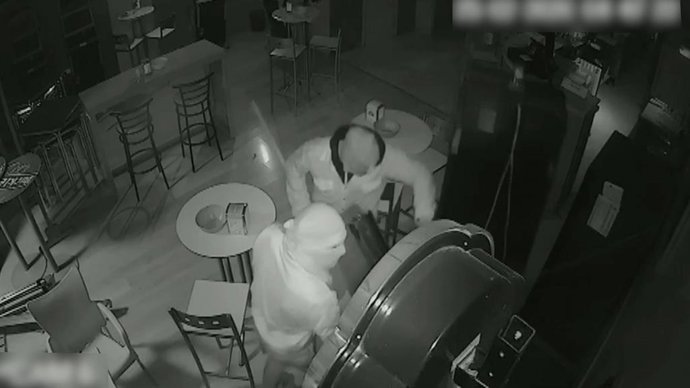 Dos de los asaltantes durante un robo en un establecimiento