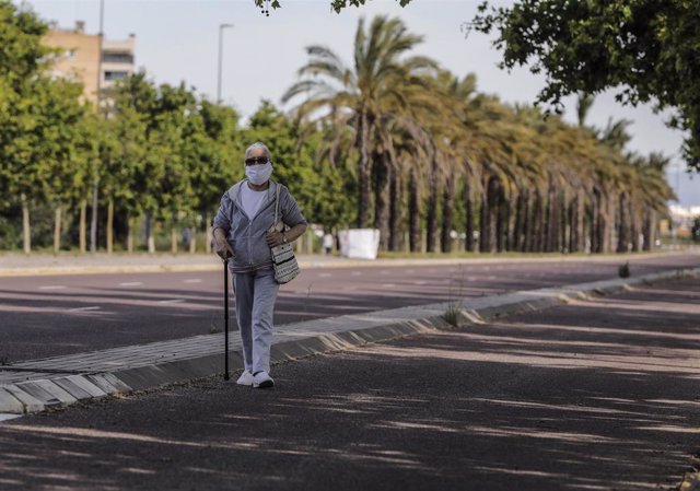 Personas mayores caminando en el primer día de salida en Valencia tras 48 días en casa por el coronavirus, en que los adultos pueden salir a pasear y a hacer deporte, en  Valencia / Comunidad Valencia (España), a 2 de mayo de 2020.