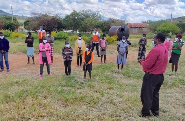 Niños en la escuela y centro de rescate en Osiligi, en Kajiado (Kenia), recibiendo una clase sobre prevención del COVID-19 organizado por World Vision