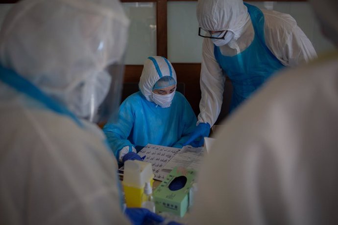 Voluntaris de l'ONG Proactiva Open Arms en la Residncia Geriátrica Redós de Sant Pere de Ribes on estan realitzant tests rpids de Covid-19 a residents i treballadors sanitaris a 30 d'abril de 2020.