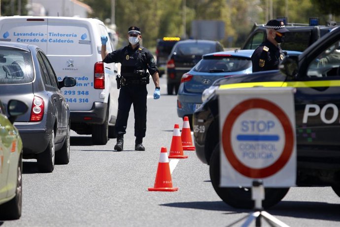 Policía Local de Málaga realiza controles de carreteraspor el decreto de Estado de Alarma a causa del COVID-19. Málaga a 30 de abril del 2020