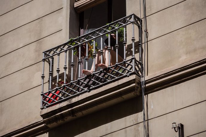 Una persona pren el sol en la seva balconada durant el tercer dia de desconfinamiento d'adults i durant la fase 0 de la desescalada en la qual es permet l'obertura de certs establiments, a Barcelona/Catalunya (Espanya) a 4 de maig de 2020.