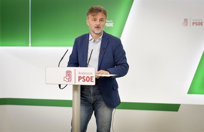 El portavoz parlamentario del PSOE-A, José Fiscal, en rueda de prensa.