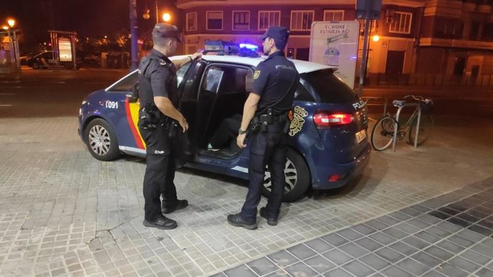 Dos agentes de Policía Nacional en Valncia