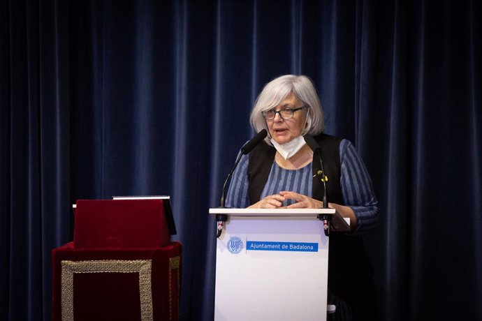 La candidata de Guanyem Badalona a la Alcaldía de la ciudad y exalcaldesa, Dolors Sabater, interviene en el pleno celebrado donde ha pedido el voto de los concejales para liderar un ejecutivo "de progreso que respete la pluralidad de todas las fuerzas"