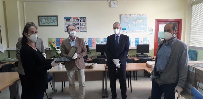 La recepción y entrega a las familias de los ordenadores portátiles donados por EDP para hacer frente a la brecha digital del alumnado.