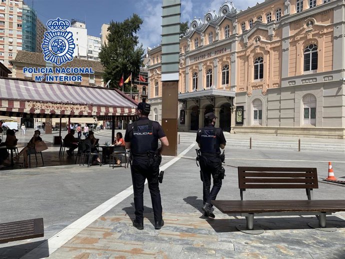Agentes de la Policía Nacional, patrullando en Murcia