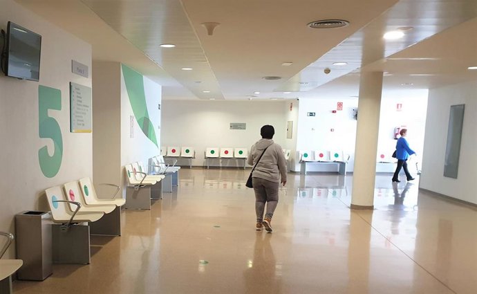 Las asientos de las salas de espera son señalados con puntos verdes y rojos para garantizar la distancia de seguridad