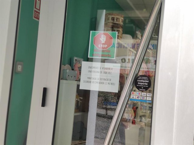 Pequeño comercio en Oviedo con nuevos horarios debido al coronavirus durante la primera semana de apertura en la Fase 1.