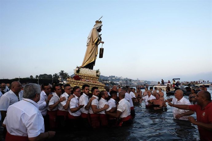 Procesión de la Virgen del Carmen, patrona de los marineros, por las playas del barrio malagueño de El Palo. La Virgen es portada por los marineros. Año 2019.