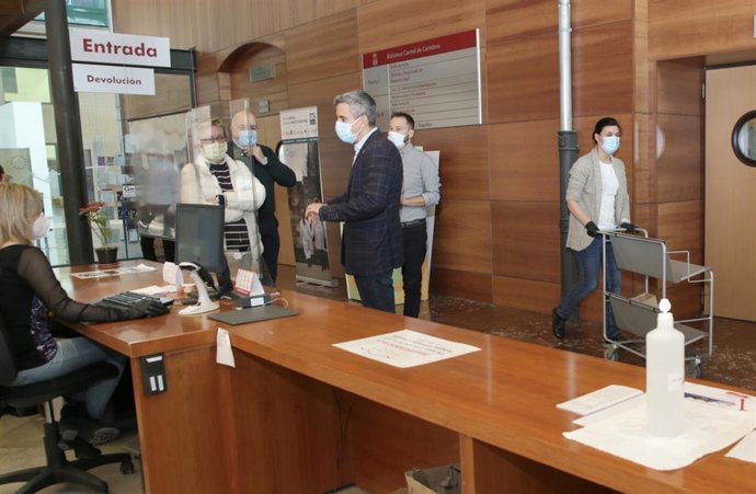 Pablo Zuloaga en su visita a la Biblioteca Central