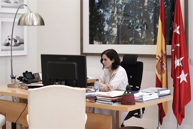 Imagen de recurso de la presidenta de la Comunidad de Madrid, Isabel Díaz Ayuso, en su despacho.