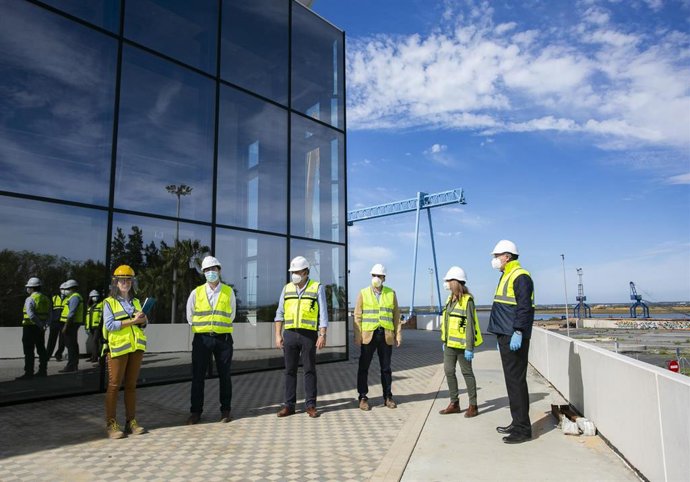 La presidenta de la Autoridad Portuaria, Pilar Marín, visita la ejecución de las obras de la Ciudad del Marisco de Huelva