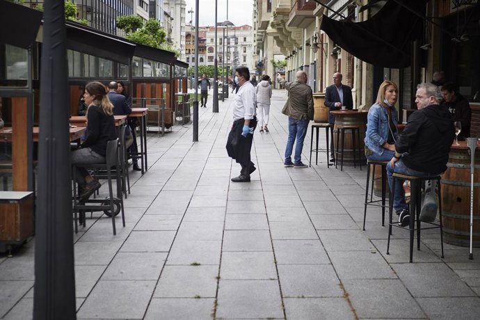 Varias personas en las primeras terrazas que abren en Pamplona, el día en el que la capital navarra pasa junto el resto de la comunidad a la Fase 1 del Plan de Desescalada establecido por el Gobierno de España. En esta fase, las terrazas de los restaura