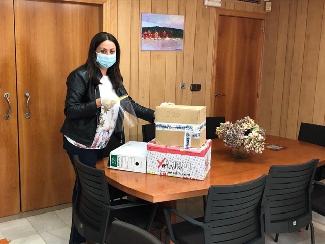 La delegada de Igualdad en Huelva, Estela Villalba, con una pantalla facial protectora.