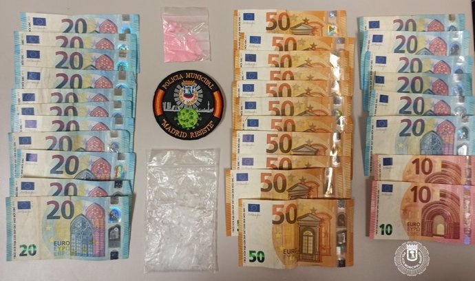 Imagen del dinero y droga intervenido a un pasajero de VTC detenido en Madrid.