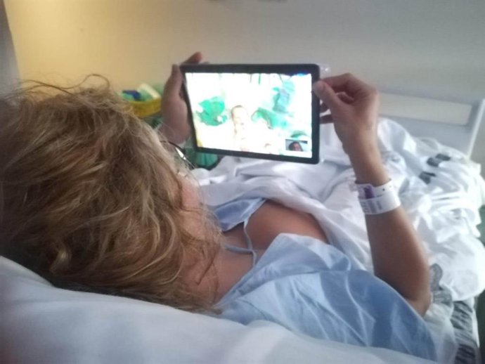 Madre viendo a su recién nacido a través de una tablet en La Fe de Valncia