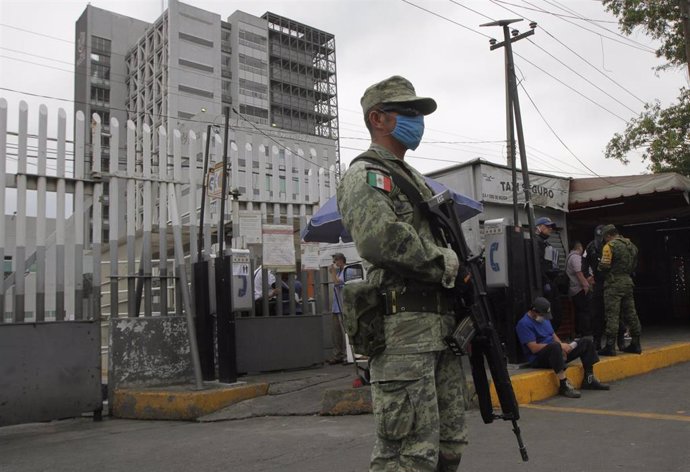Militar con mascarilla en Ciudad de México durante la pandemia de coronavirus