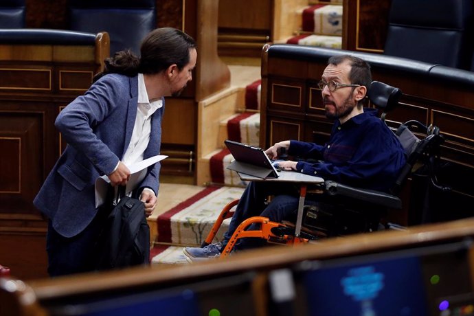 El vicepresident segon del Govern central, Pablo Iglesias (e), parla amb el diputat d'Unides Podem, Pablo Echenique (d) al Congrés dels Diputats. Madrid, (Espanya), 9 d'abril del 2020.