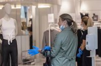 Los comerciantes consideran que prohibir las rebajas en tienda física atenta directamente contra el sector