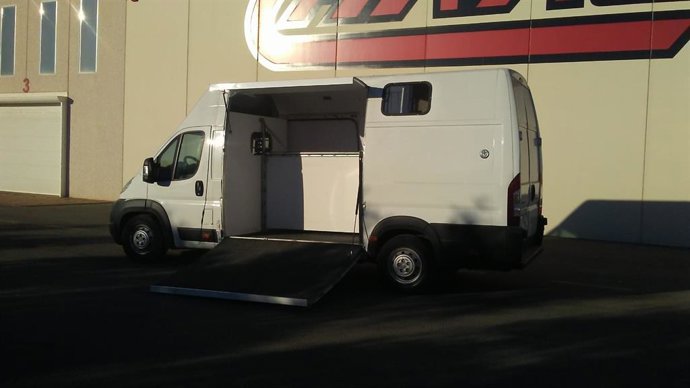 Imagen de un vehículo reformado para ofrecer una nueva utilidad, que acumulan retrasos en la ITV. 