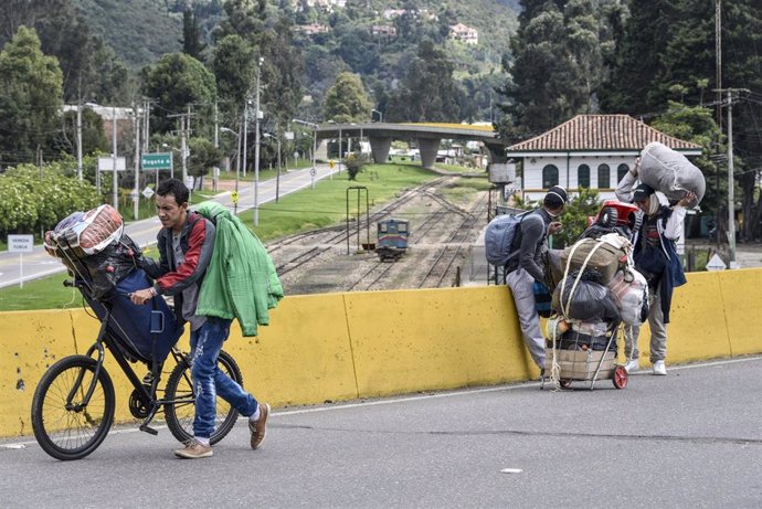 Migrantes venezolanos en Colombia regresan a su país por la pandemia de coronavirus